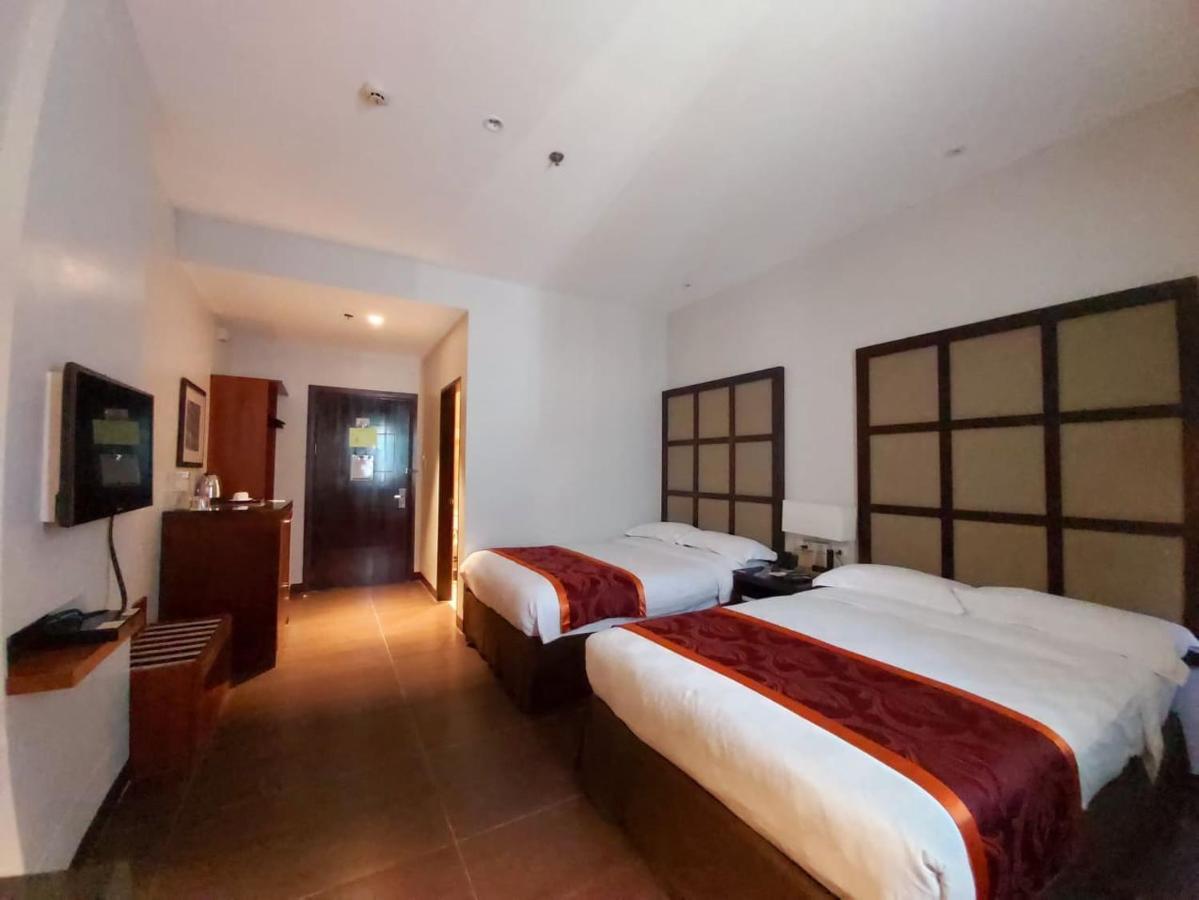 Avenue Suites Hotel And Spa Bacolod Bagian luar foto